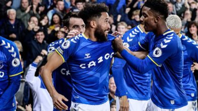 لاعب وسط إيفرتون السابق دوكوري ينضم إلى نيوم