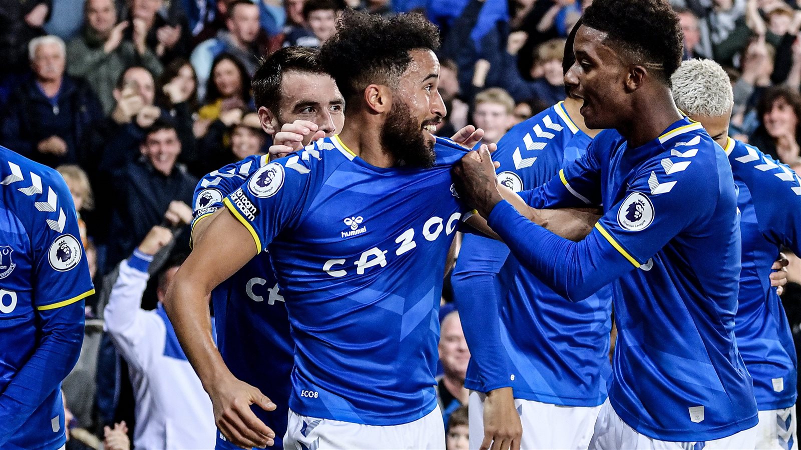 لاعب وسط إيفرتون السابق دوكوري ينضم إلى نيوم