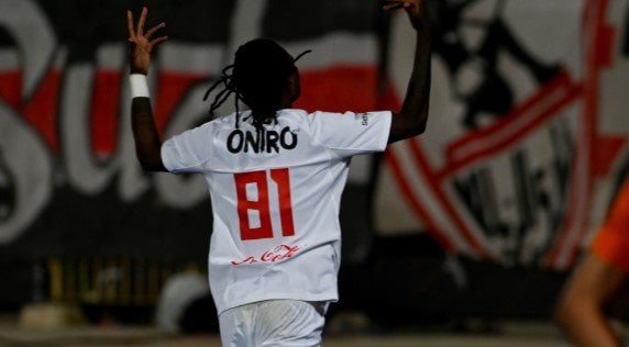 شيكو بانزا يتوج بجائزة أفضل لاعب في مباراة الزمالك وفاركو