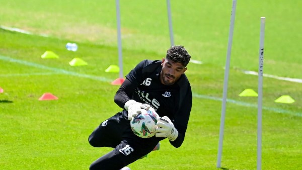 صبحي جاهز لحماية عرين الزمالك أمام فاركو.. وفيريرا يشيد بالصفقة الجديدة