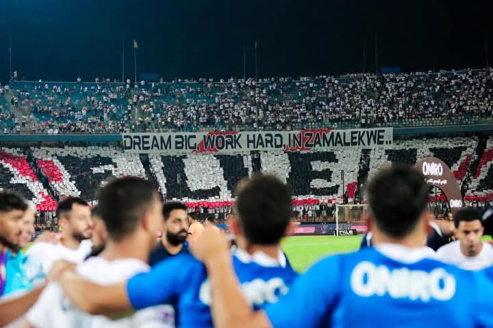 محترف الزمالك يزور الأهرامات برفقة أسرته
