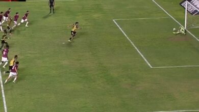 محمد بسام حارس سيراميكا كليوباترا يتصدى لركلة جزاء ضد المقاولون العرب بالدوري