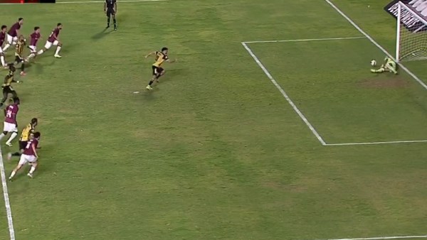 محمد بسام حارس سيراميكا كليوباترا يتصدى لركلة جزاء ضد المقاولون العرب بالدوري