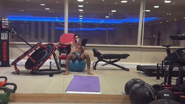 محمد صلاح يستعرض لياقته البدنية في الجيم