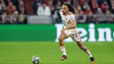 مدافع بايرن ميونخ يعتذر بعد تسببه في إصابة لاعب أوجسبورج بارتجاج في المخ