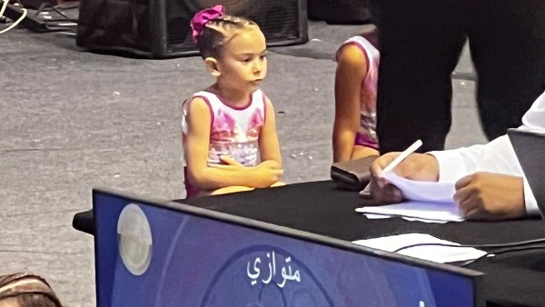 البطلة الصغيرة صوفيا سعيد حسب الله تتوج بالميدالية الذهبية في بطولة كأس مصر للجمباز