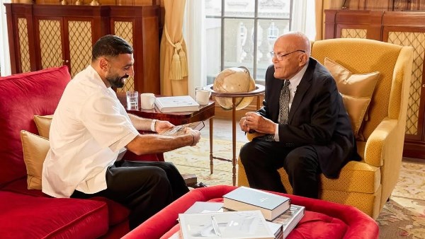 الجراح والعالمي .. محمد صلاح ينشر صورة تجمعه مع مجدي يعقوب