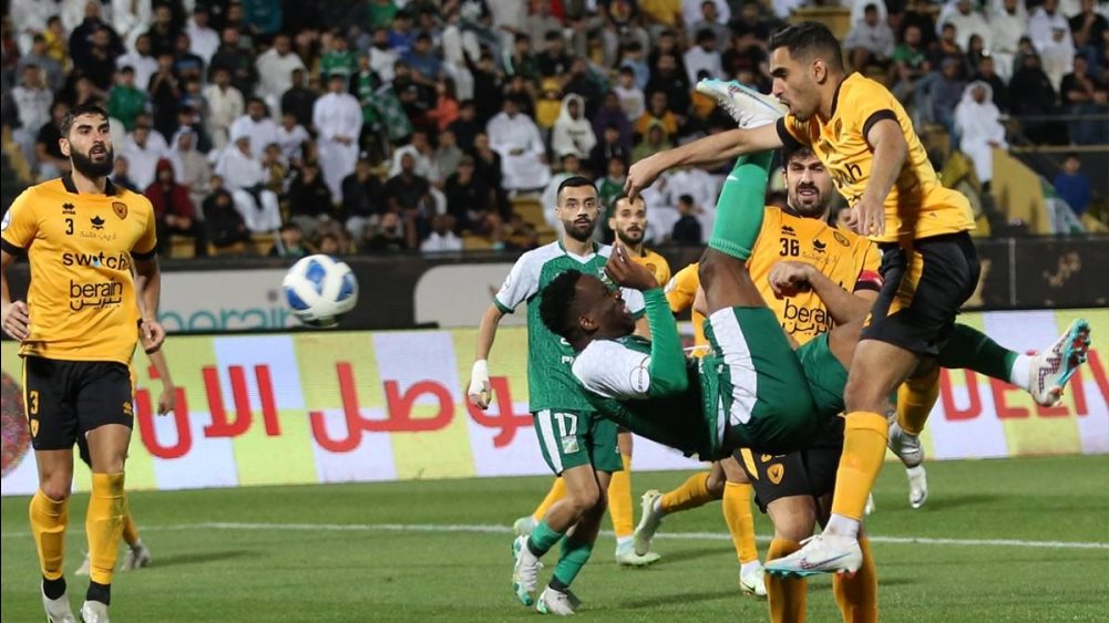 القادسية يحسم مواجهة الخليج بهدف قاتـ.ل في الدوري السعودي