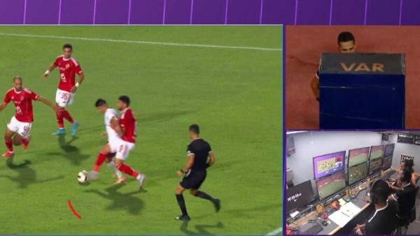 بعد الرجوع للـ VAR.. الحكم يرفض احتساب ركلة جزاء لصالح سيراميكا كليوباترا أمام الأهلي