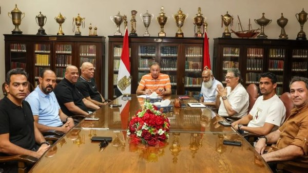 تفاصيل اجتماع الخطيب مع الجهاز الفني الجديد للأهلي