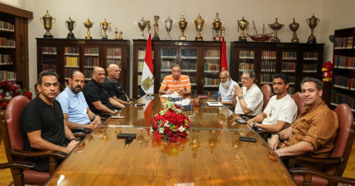 تفاصيل اجتماع الخطيب مع الجهاز الفني المؤقت والمدير الرياضي ولجنة التخطيط - صورة
