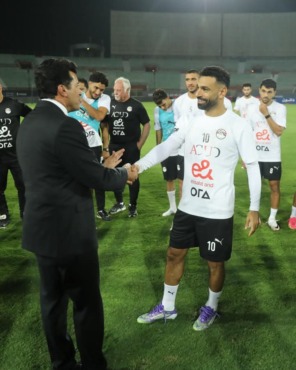 تفاصيل زيارة وزير الرياضة وهاني أبوريدة لمران منتخب مصر - صورة