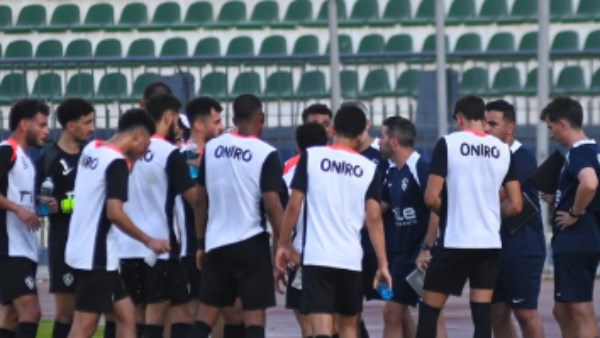 جلسة فنية بين فيريرا ولاعبي الزمالك قبل مواجهة المصري في الدوري