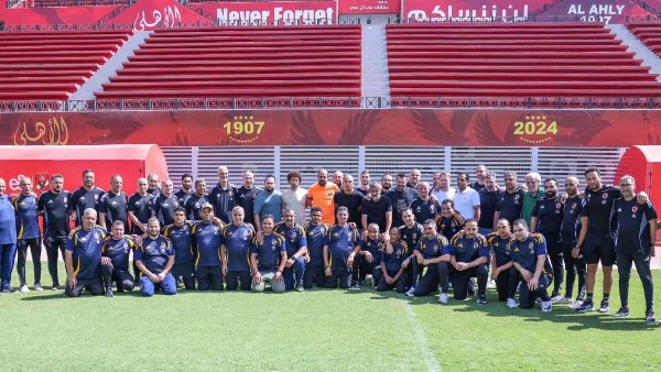 ريبيرو يودع الجهاز الإداري والطبي والعاملين بالفريق الأول.. صور