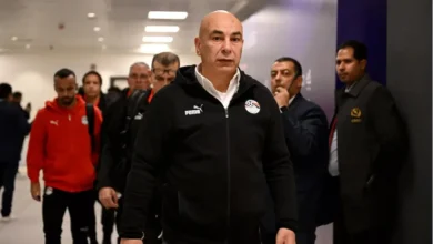 علامة استفهام حول انضمام هذا اللاعب للمنتخب.. حسام حسن "بيجهزه" للأهلي!