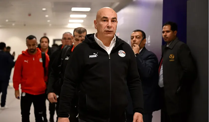 علامة استفهام حول انضمام هذا اللاعب للمنتخب.. حسام حسن "بيجهزه" للأهلي!