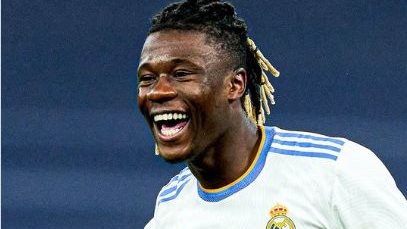 عمالقة الدوري الإنجليزي مهتمون بضم كامافينجا لاعب خط وسط ريال مدريد