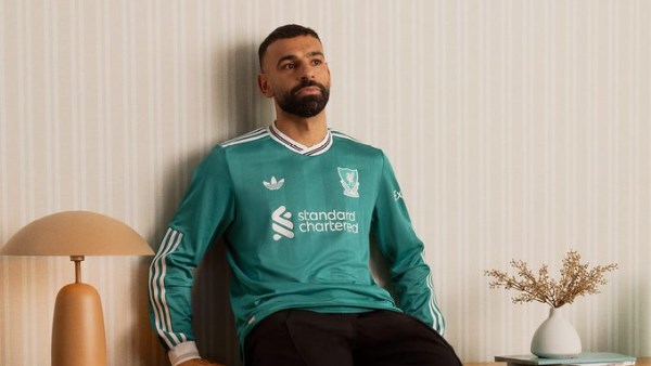 ليفربول يكشف عن الطقم الثالث “التسعينياتي”.. وصلاح يتصدر الإعلان "صور"