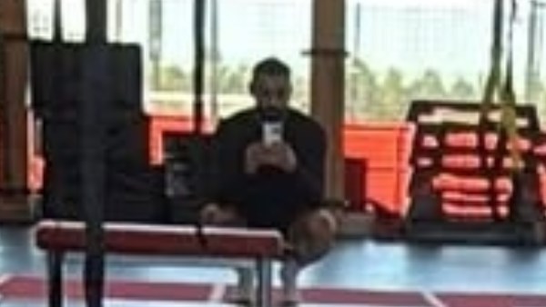 محمد صلاح يبرز رشاقته من داخل صالة ألعاب رياضية.. شاهد