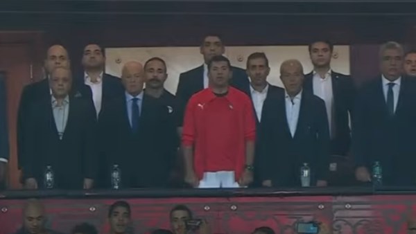 مرتديا قميص منتخب مصر.. وزير الرياضة يؤازر الفراعنة أمام إثيوبيا بإستاد القاهرة