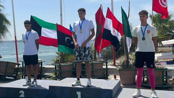 مصر تتوج بلقب البطولة العربية والأفريقية للسباحة بالزعانف في تونس