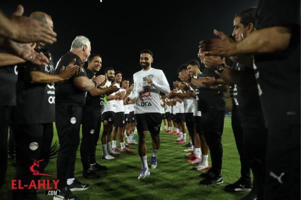 منتخب مصر يقيم ممرًا شرفيًا لمحمد صلاح بعد تتويجه بجائزة أفضل لاعب في الدوري الإنجليزي