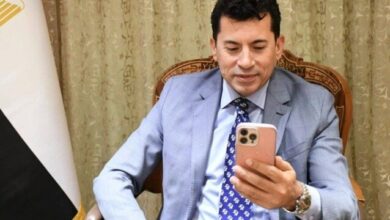 وزير الرياضة يجري اتصالًا هاتفيًا بالسفير المصري في بوركينا فاسو للإطمئنان على بعثة منتخب مصر