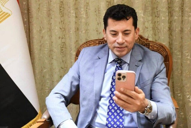 وزير الرياضة يجري اتصالًا هاتفيًا بالسفير المصري في بوركينا فاسو للإطمئنان على بعثة منتخب مصر