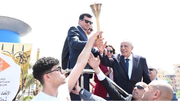 وزير الرياضة يطلق شعلة بطولة أولمبياد الشركات رقم 58