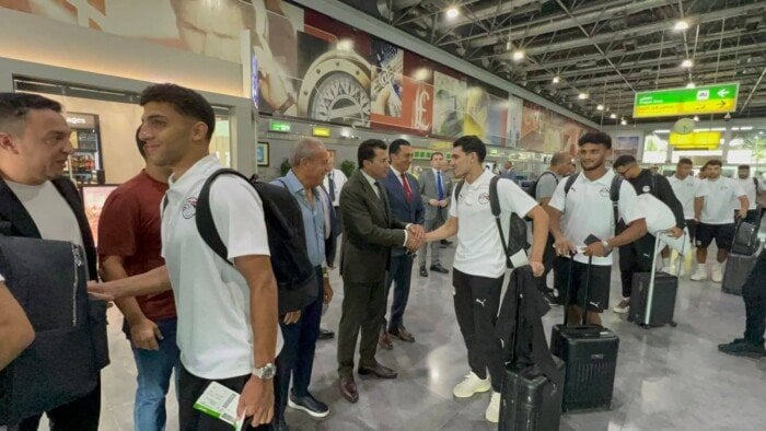وزير الرياضة يودع المنتخب الوطني قبل السفر إلى بوركينا فاسو