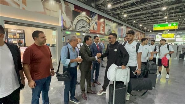 وزير الرياضة يودع المنتخب بمطار القاهرة لدعمه قبل مواجهته مع بوركينا فاسو