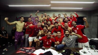 محمد صلاح يحتفل بتأهل منتخب مصر إلى كأس العالم بصورة من غرفة الملابس
