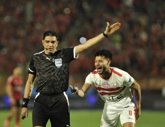 إبراهيم نور الدين: حكم مباراة الأهلي والجيش الملكي ظهر عليه التوتر