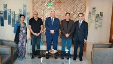 السفير المصري في الكويت يطمئن على بعثة فراعنة الشطرنج في البطولة العربية