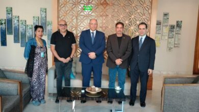 السفير المصري في الكويت يطمئن على بعثة فراعنة الشطرنج في البطولة العربية