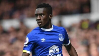 السنغالي إدريسا جانا جاي لاعب إيفرتون يعتذر عن طرده الغريب أمام مانشستر يونايتد بالدوري الإنجليزي