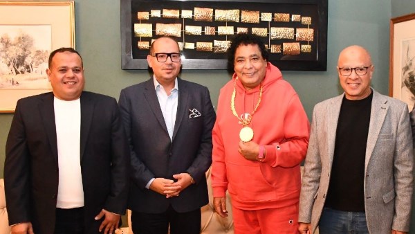 الكينج سفيرا للجنة الأولمبية .. ياسر إدريس يهدى محمد منير قلادة العظماء