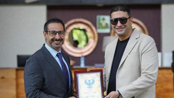 المصري يُهدي درع النادي لمسئولي السفارة المصرية بزامبيا