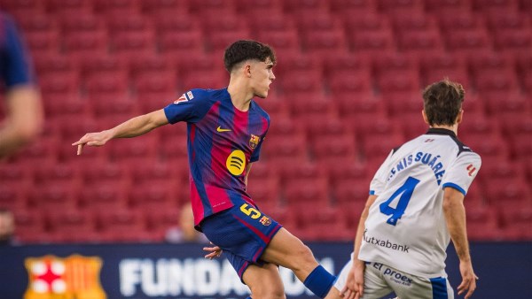 برشلونة يقلب الطاولة على ألافيس ويعتلي صدارة الدوري الإسباني بثلاثية في كامب نو