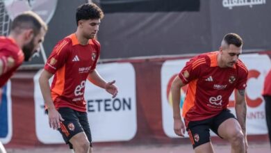 تدريبات تأهيلية وبدنية للاعبي الأهلي الغائبين عن رحلة المغرب