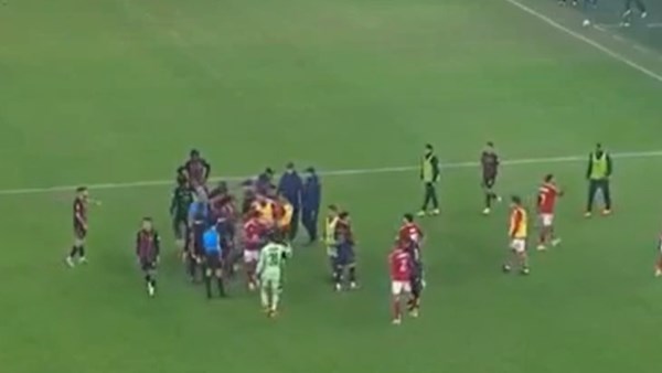 توقف مباراة الأهلي والجيش الملكي بسبب الاشتباك بين لاعبي الفريقين