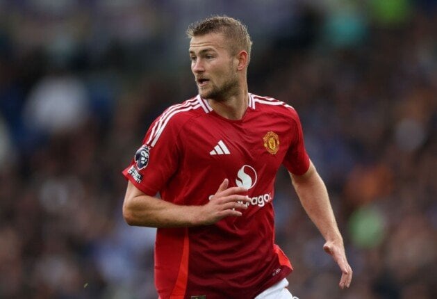 دي ليخت ينتقد أداء مانشستر يونايتد بعد السقوط أمام إيفرتون ويطالب بالتكاتف قبل مواجهة كريستال بالاس