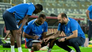 عبد الرؤوف يلقي محاضرة فنية على لاعبي الزمالك استعدادًا لكايزر تشيفز