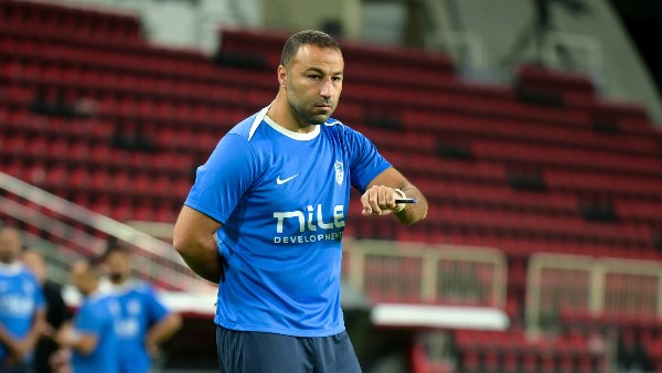 عبدالرؤوف يعقد جلسة فنية مع لاعبي الزمالك قبل مران إستاد بيتر موكابا