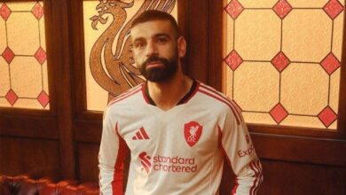 محمد صلاح يختفي وقت أزمات ليفربول ويترك فان دايك بمفرده