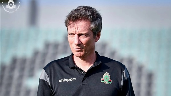 مدرب الجيش الملكي يُثير غضب جماهير الأهلي بتصريحات نارية