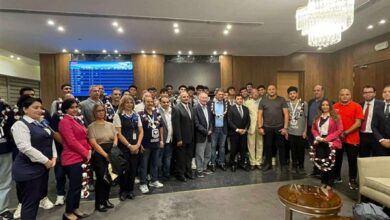 وزير الشباب والرياضة يستقبل بعثة منتخب اليد المتوجه بفضية المونديال بالورود في المطار