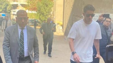 وصول شريف إكرامي إلى قاعة المحكمة لدعم ومساندة رمضان صبحي.. شاهد