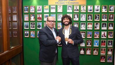 ياسر إدريس يعلن اختيار النني سفيرا للجنة الأولمبية.. ويهديه القلادة الذهبية