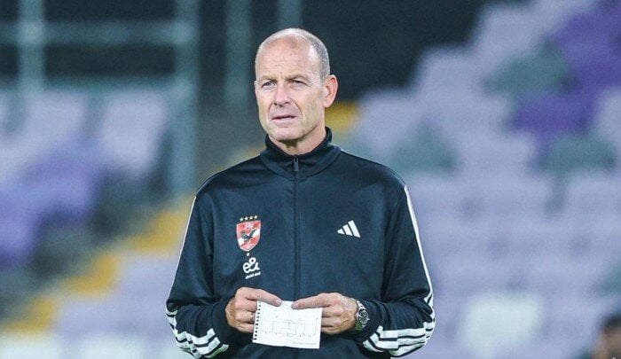 «ييس توروب» يعقد محاضرة فنية للاعبي الأهلي